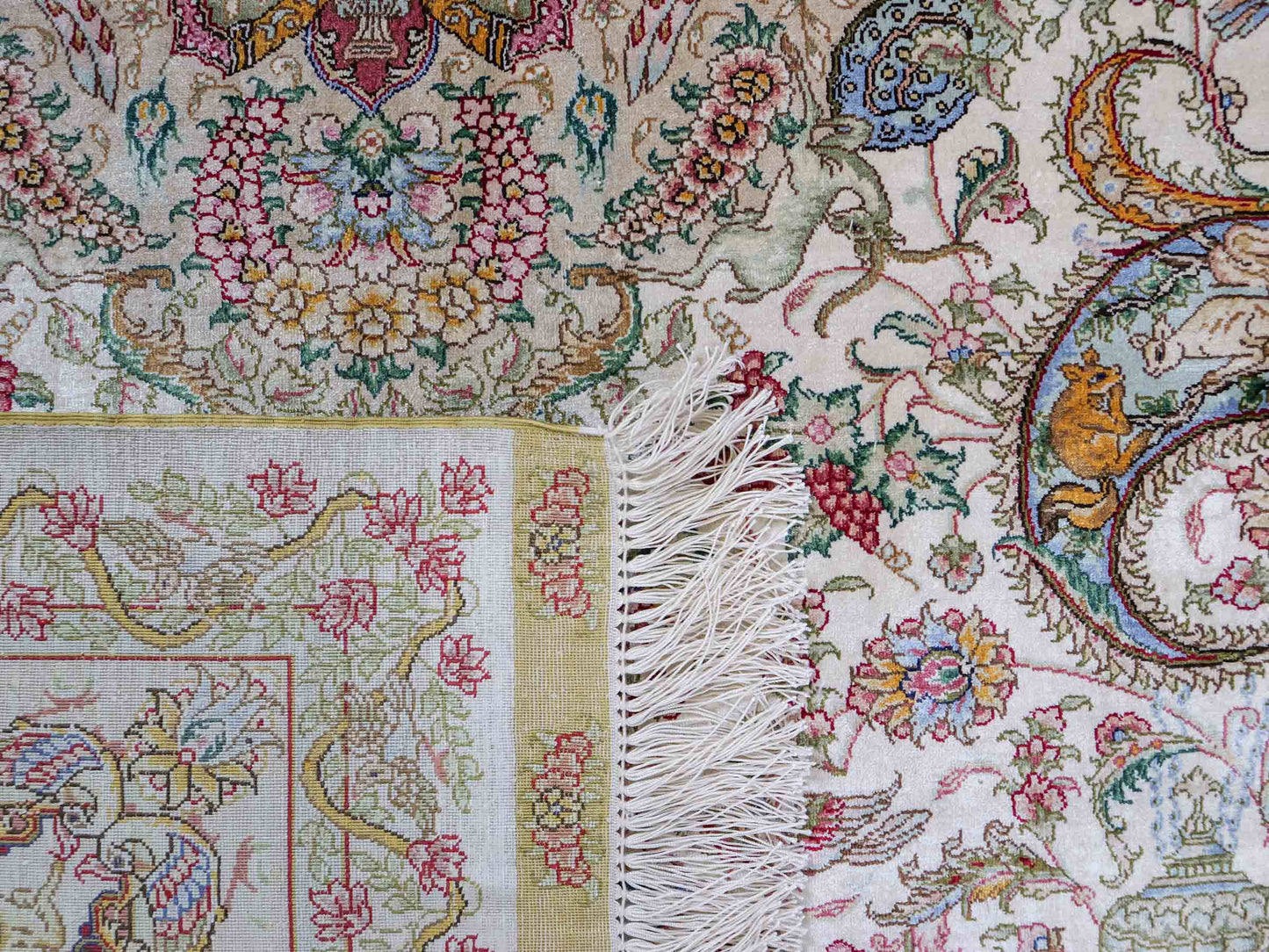 Sehr feiner, handgeknüpfter Khademi Orientteppich mit Hereke Design aus reiner Seide, creme, rosa, weiß. 278x189 cm. Vertrieb durch Jupiter Intl.