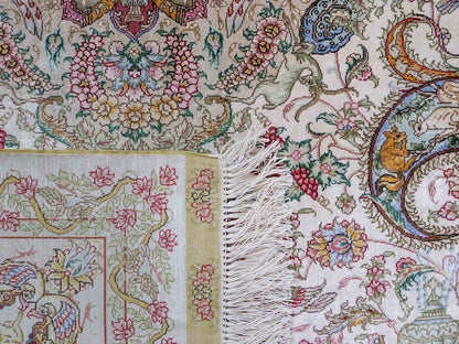 Sehr feiner, handgeknüpfter Khademi Orientteppich mit Hereke Design aus reiner Seide, creme, rosa, weiß. 278x189 cm. Vertrieb durch Jupiter Intl.