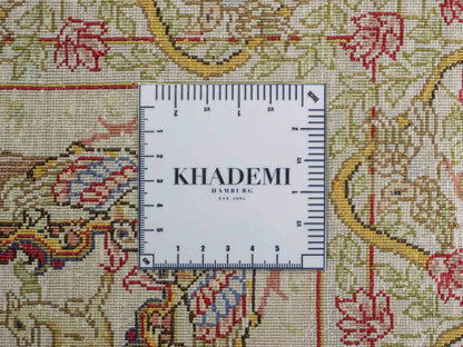 Sehr feiner, handgeknüpfter Khademi Orientteppich mit Hereke Design aus reiner Seide, creme, rosa, weiß. 278x189 cm. Vertrieb durch Jupiter Intl.