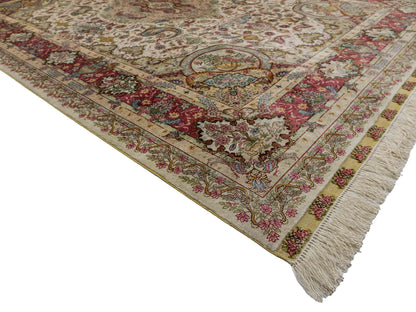 Sehr feiner, handgeknüpfter Khademi Orientteppich mit Hereke Design aus reiner Seide, creme, rosa, weiß. 278x189 cm. Vertrieb durch Jupiter Intl.