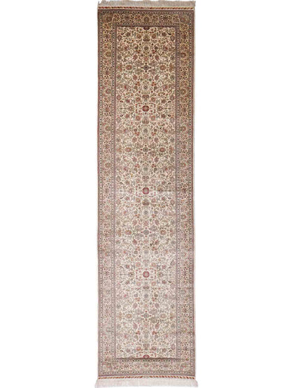 Sehr feiner, handgeknüpfter Khademi Orientteppich Läufer mit Hereke Design aus purer Seide, creme, weiß, beige. 304x76 cm. Vertrieb durch Jupiter Intl.