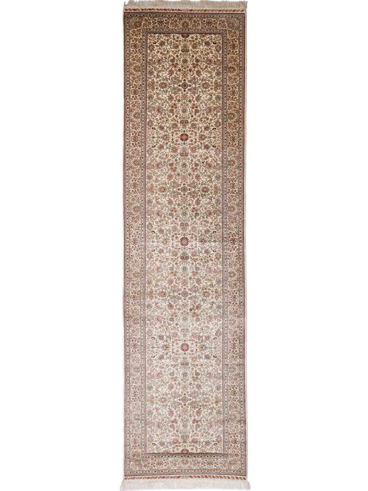 Sehr feiner, handgeknüpfter Khademi Orientteppich Läufer mit Hereke Design aus purer Seide, creme, weiß, beige. 304x76 cm. Vertrieb durch Jupiter Intl.