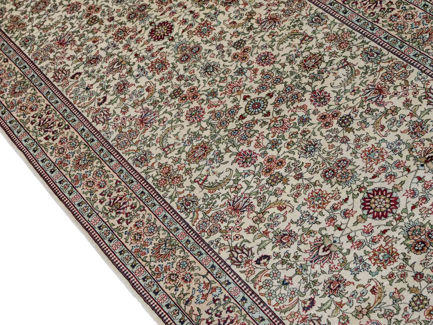 Sehr feiner, handgeknüpfter Khademi Orientteppich Läufer mit Hereke Design aus purer Seide, creme, weiß, beige. 304x76 cm. Vertrieb durch Jupiter Intl.