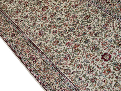 Sehr feiner, handgeknüpfter Khademi Orientteppich Läufer mit Hereke Design aus purer Seide, creme, weiß, beige. 304x76 cm. Vertrieb durch Jupiter Intl.