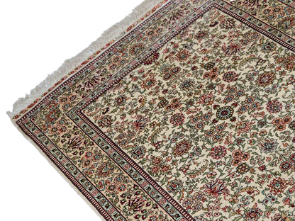 Sehr feiner, handgeknüpfter Khademi Orientteppich Läufer mit Hereke Design aus purer Seide, creme, weiß, beige. 304x76 cm. Vertrieb durch Jupiter Intl.