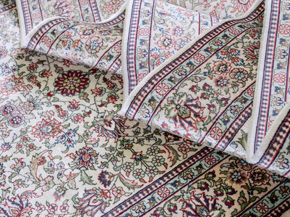 Sehr feiner, handgeknüpfter Khademi Orientteppich Läufer mit Hereke Design aus purer Seide, creme, weiß, beige. 304x76 cm. Vertrieb durch Jupiter Intl.