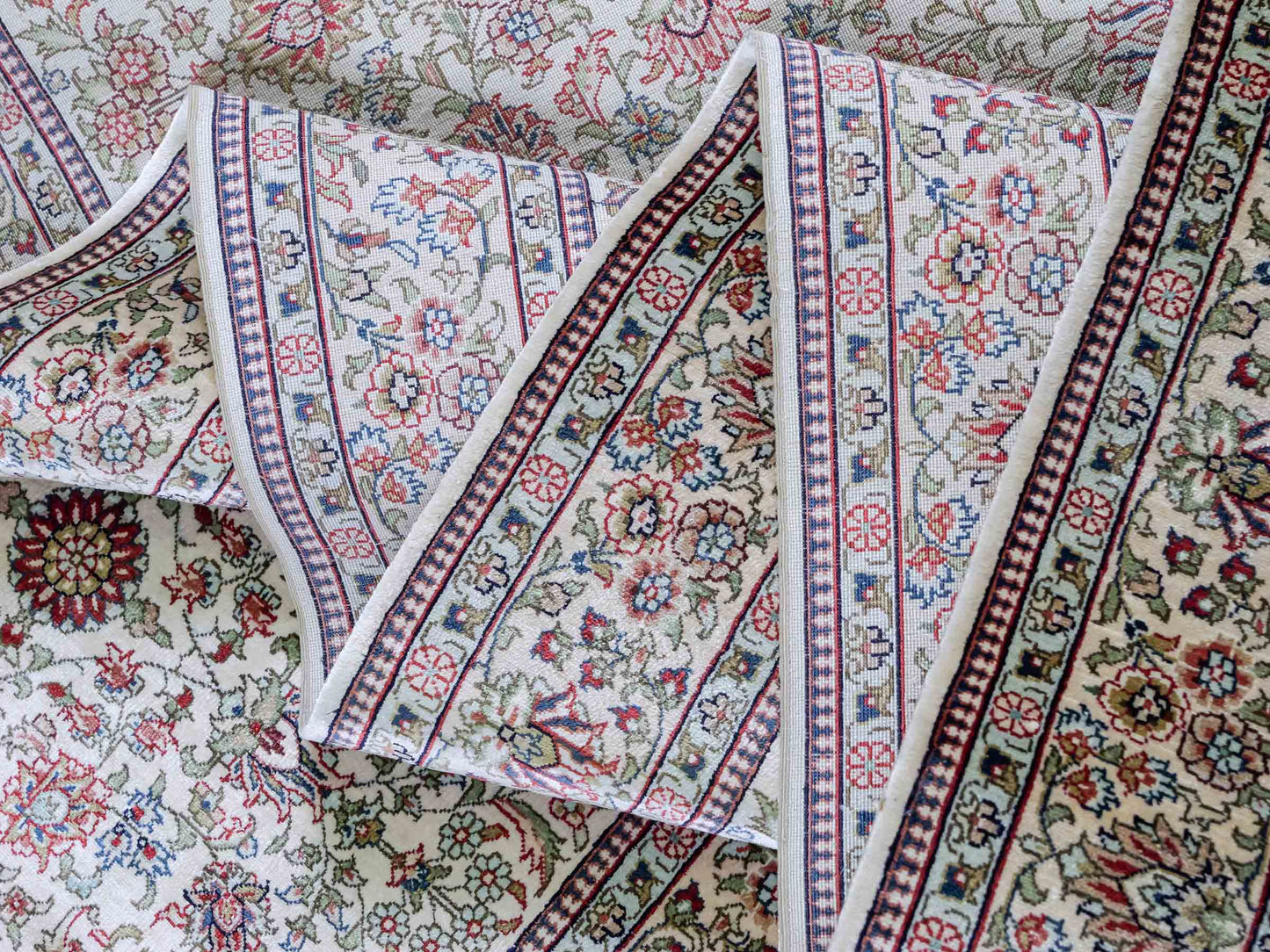 Sehr feiner, handgeknüpfter Khademi Orientteppich Läufer mit Hereke Design aus purer Seide, creme, weiß, beige. 304x76 cm. Vertrieb durch Jupiter Intl.