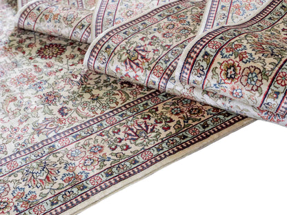 Sehr feiner, handgeknüpfter Khademi Orientteppich Läufer mit Hereke Design aus purer Seide, creme, weiß, beige. 304x76 cm. Vertrieb durch Jupiter Intl.