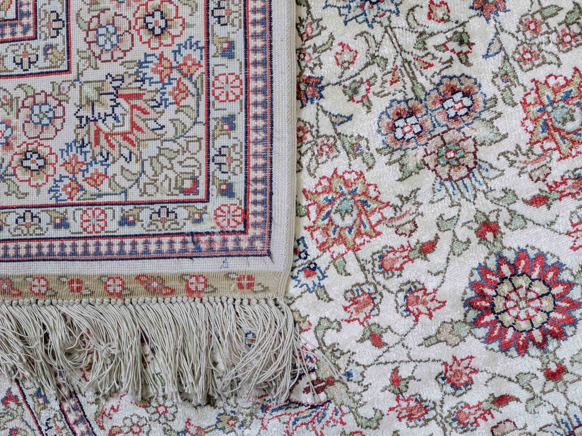 Sehr feiner, handgeknüpfter Khademi Orientteppich Läufer mit Hereke Design aus purer Seide, creme, weiß, beige. 304x76 cm. Vertrieb durch Jupiter Intl.