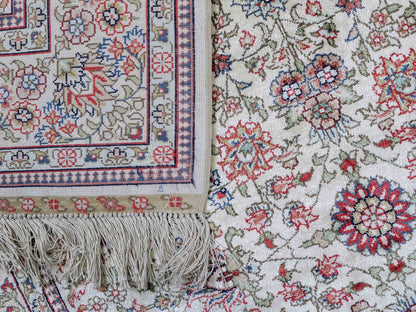 Sehr feiner, handgeknüpfter Khademi Orientteppich Läufer mit Hereke Design aus purer Seide, creme, weiß, beige. 304x76 cm. Vertrieb durch Jupiter Intl.
