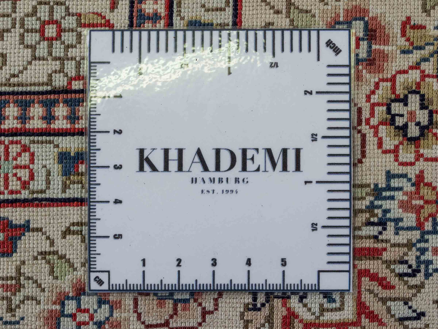 Sehr feiner, handgeknüpfter Khademi Orientteppich Läufer mit Hereke Design aus purer Seide, creme, weiß, beige. 304x76 cm. Vertrieb durch Jupiter Intl.