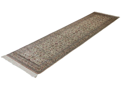 Sehr feiner, handgeknüpfter Khademi Orientteppich Läufer mit Hereke Design aus purer Seide, creme, weiß, beige. 304x76 cm. Vertrieb durch Jupiter Intl.