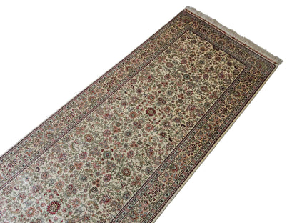 Sehr feiner, handgeknüpfter Khademi Orientteppich Läufer mit Hereke Design aus purer Seide, creme, weiß, beige. 304x76 cm. Vertrieb durch Jupiter Intl.