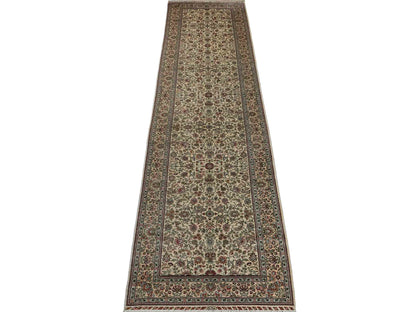 Sehr feiner, handgeknüpfter Khademi Orientteppich Läufer mit Hereke Design aus purer Seide, creme, weiß, beige. 304x76 cm. Vertrieb durch Jupiter Intl.