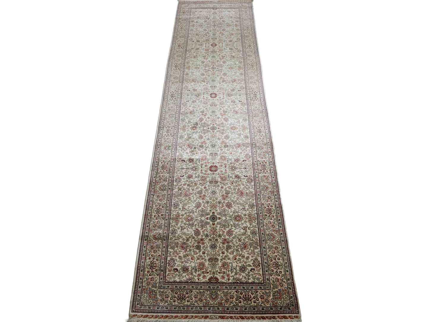 Sehr feiner, handgeknüpfter Khademi Orientteppich Läufer mit Hereke Design aus purer Seide, creme, weiß, beige. 304x76 cm. Vertrieb durch Jupiter Intl.