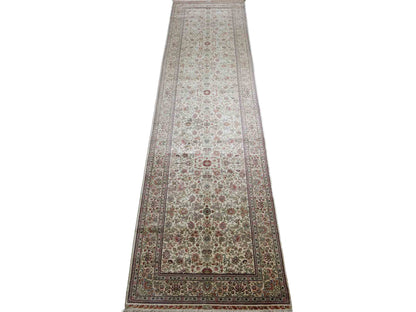 Sehr feiner, handgeknüpfter Khademi Orientteppich Läufer mit Hereke Design aus purer Seide, creme, weiß, beige. 304x76 cm. Vertrieb durch Jupiter Intl.