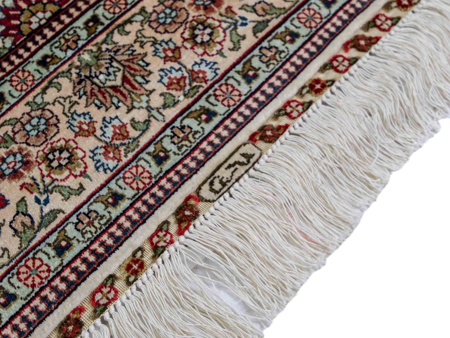 Sehr feiner, handgeknüpfter Khademi Orientteppich Läufer mit Hereke Design aus purer Seide, creme, weiß, beige. 304x76 cm. Vertrieb durch Jupiter Intl.