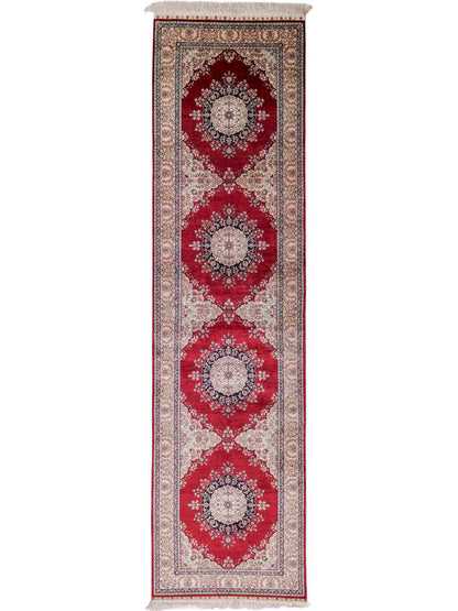 Sehr feiner, handgeknüpfter Khademi Orientteppich Läufer mit Hereke Design aus purer Seide, rot, creme. 306x79 cm. Vertrieb durch Jupiter Intl.