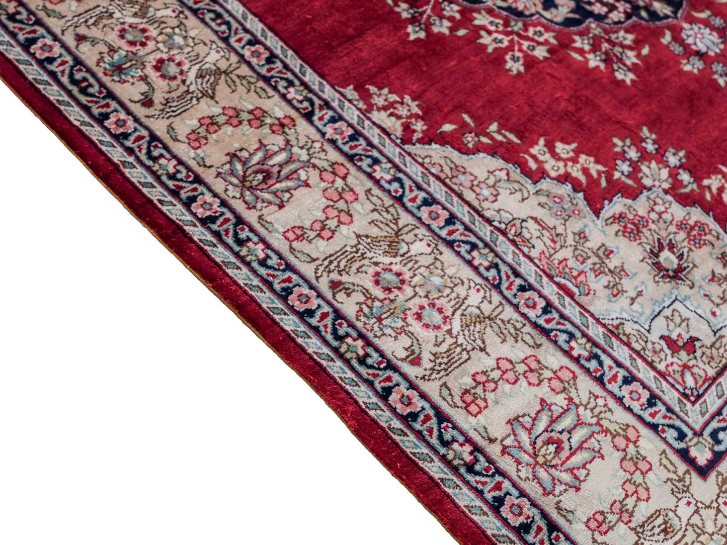 Sehr feiner, handgeknüpfter Khademi Orientteppich Läufer mit Hereke Design aus purer Seide, rot, creme. 306x79 cm. Vertrieb durch Jupiter Intl.