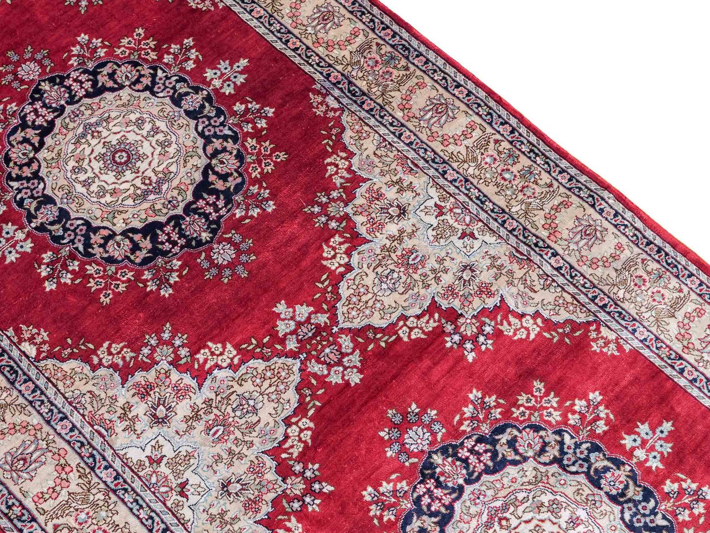 Sehr feiner, handgeknüpfter Khademi Orientteppich Läufer mit Hereke Design aus purer Seide, rot, creme. 306x79 cm. Vertrieb durch Jupiter Intl.