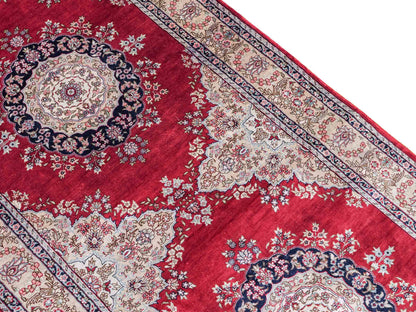 Sehr feiner, handgeknüpfter Khademi Orientteppich Läufer mit Hereke Design aus purer Seide, rot, creme. 306x79 cm. Vertrieb durch Jupiter Intl.