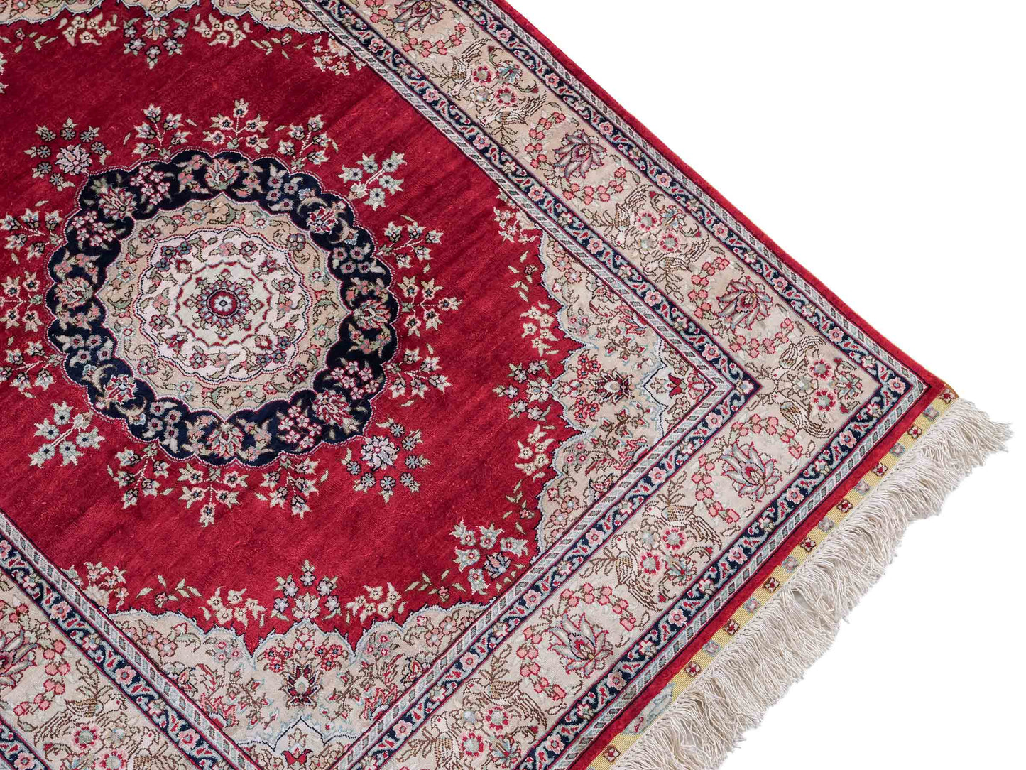 Sehr feiner, handgeknüpfter Khademi Orientteppich Läufer mit Hereke Design aus purer Seide, rot, creme. 306x79 cm. Vertrieb durch Jupiter Intl.