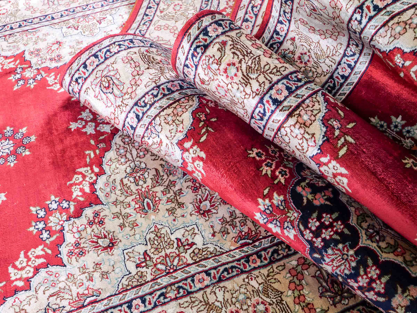 Sehr feiner, handgeknüpfter Khademi Orientteppich Läufer mit Hereke Design aus purer Seide, rot, creme. 306x79 cm. Vertrieb durch Jupiter Intl.