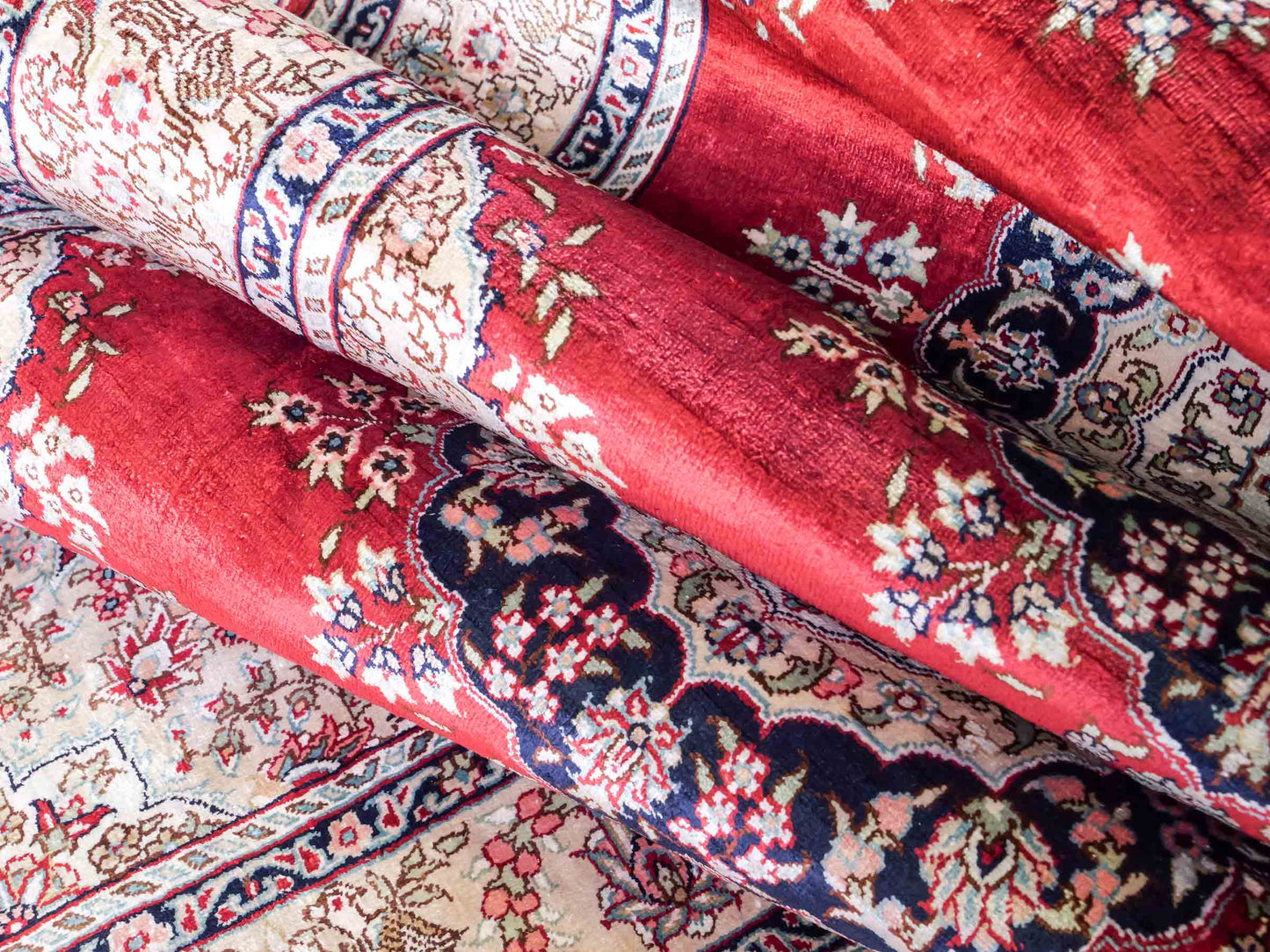 Sehr feiner, handgeknüpfter Khademi Orientteppich Läufer mit Hereke Design aus purer Seide, rot, creme. 306x79 cm. Vertrieb durch Jupiter Intl.