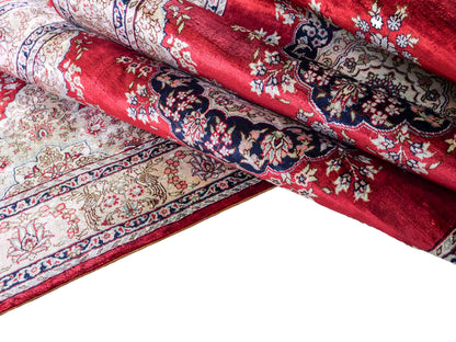 Sehr feiner, handgeknüpfter Khademi Orientteppich Läufer mit Hereke Design aus purer Seide, rot, creme. 306x79 cm. Vertrieb durch Jupiter Intl.