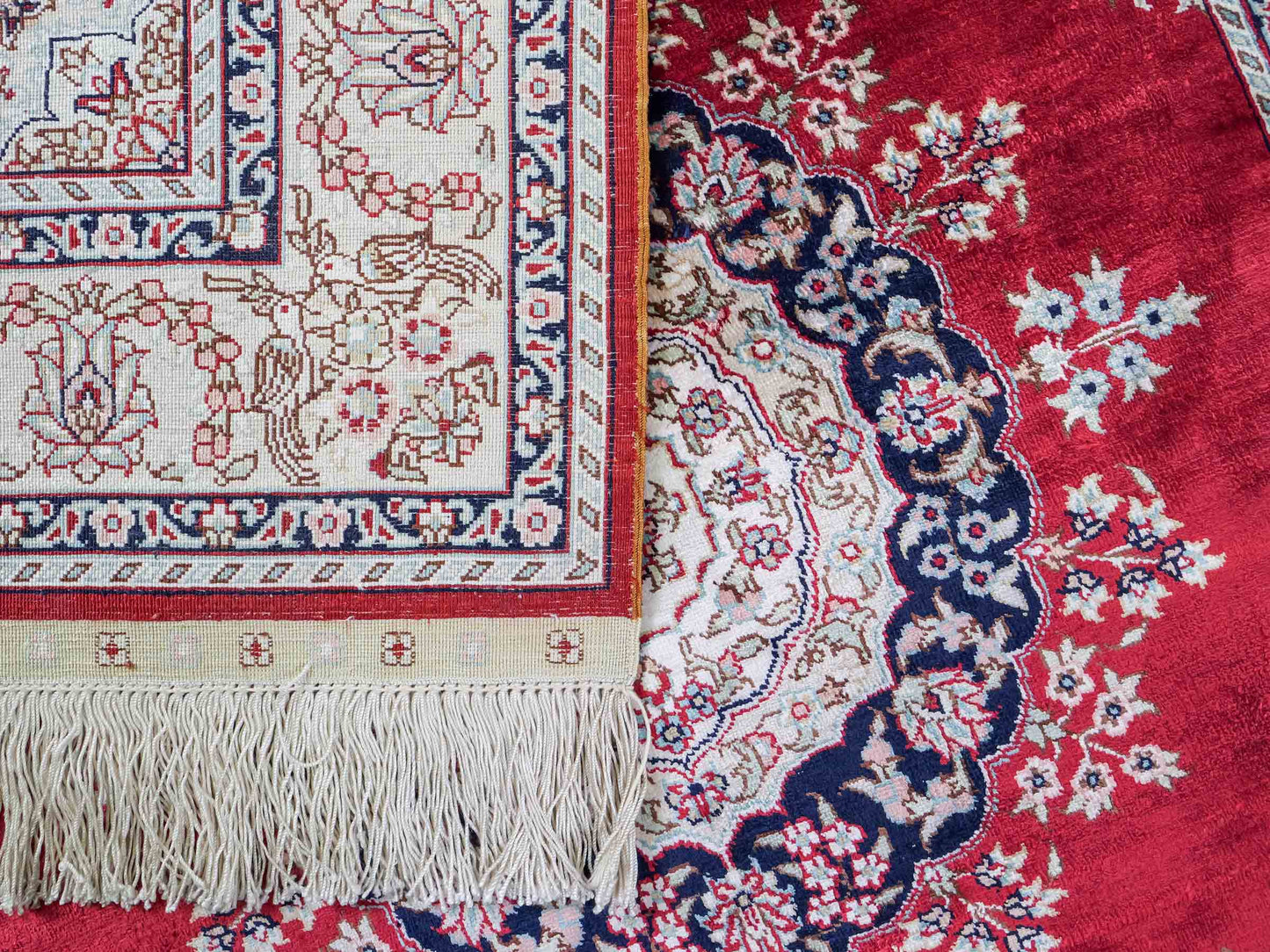 Sehr feiner, handgeknüpfter Khademi Orientteppich Läufer mit Hereke Design aus purer Seide, rot, creme. 306x79 cm. Vertrieb durch Jupiter Intl.