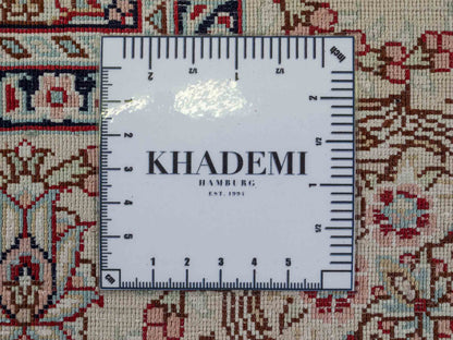 Sehr feiner, handgeknüpfter Khademi Orientteppich Läufer mit Hereke Design aus purer Seide, rot, creme. 306x79 cm. Vertrieb durch Jupiter Intl.