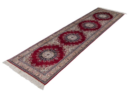 Sehr feiner, handgeknüpfter Khademi Orientteppich Läufer mit Hereke Design aus purer Seide, rot, creme. 306x79 cm. Vertrieb durch Jupiter Intl.