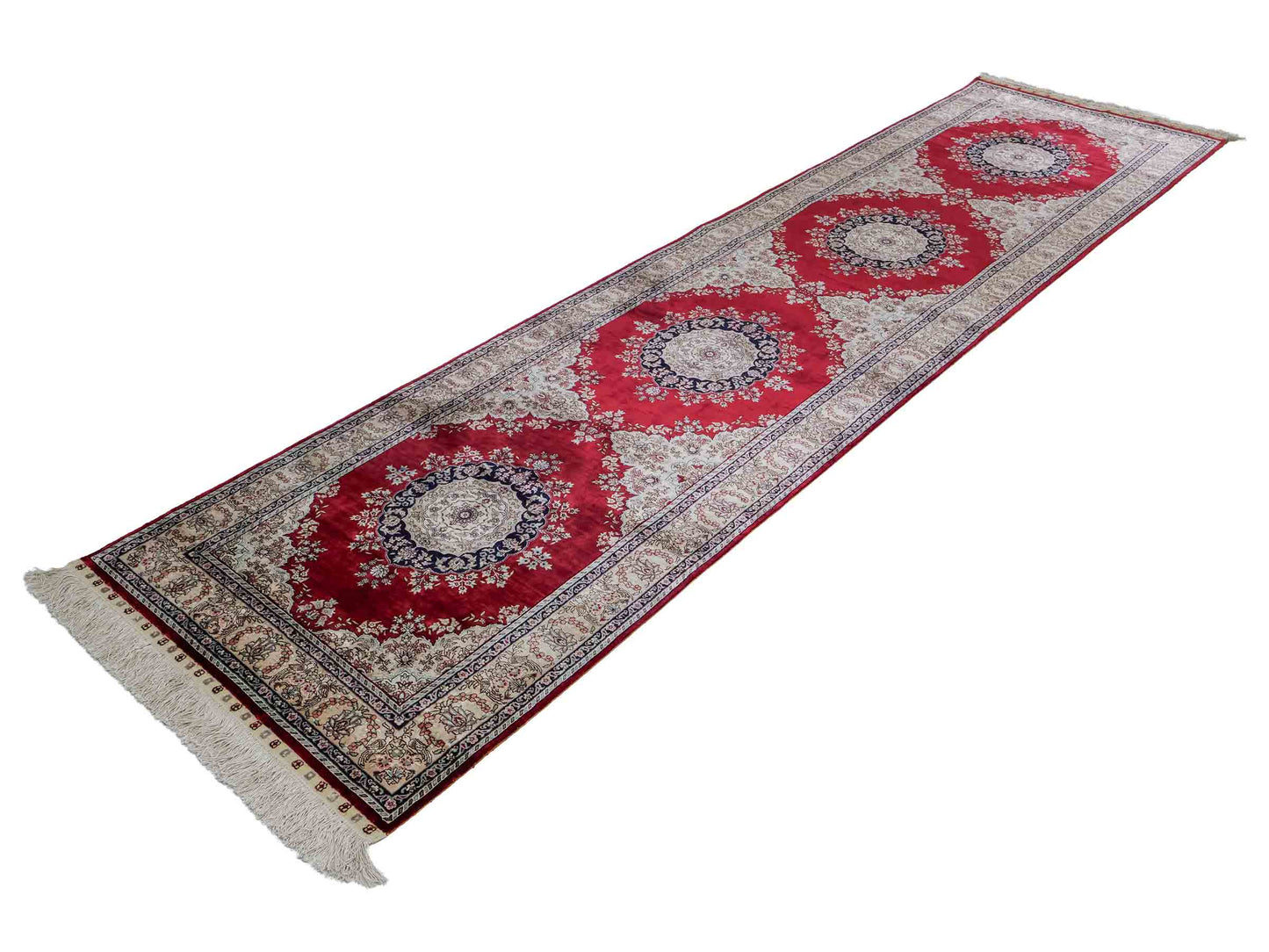 Sehr feiner, handgeknüpfter Khademi Orientteppich Läufer mit Hereke Design aus purer Seide, rot, creme. 306x79 cm. Vertrieb durch Jupiter Intl.