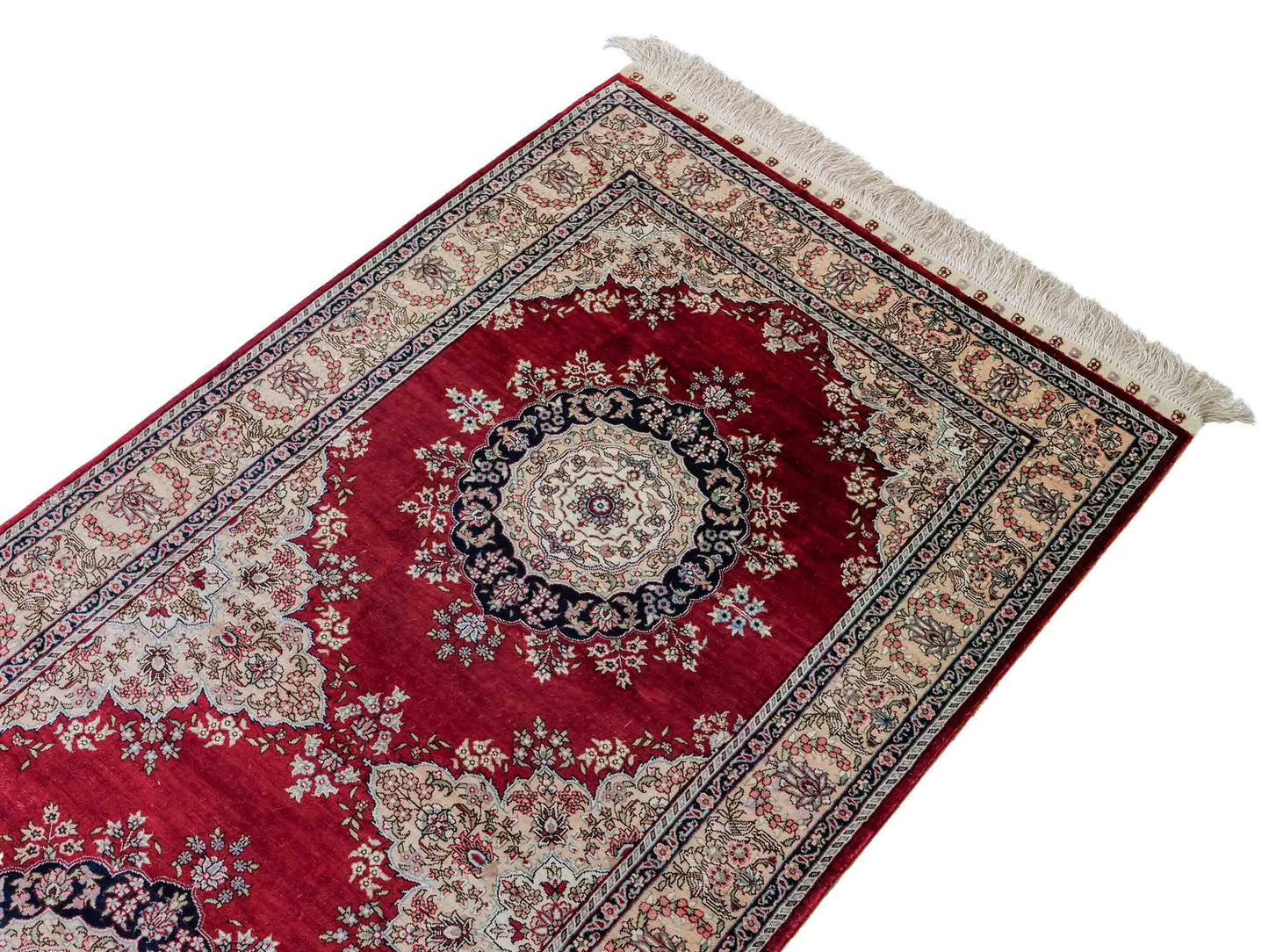 Sehr feiner, handgeknüpfter Khademi Orientteppich Läufer mit Hereke Design aus purer Seide, rot, creme. 306x79 cm. Vertrieb durch Jupiter Intl.