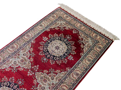 Sehr feiner, handgeknüpfter Khademi Orientteppich Läufer mit Hereke Design aus purer Seide, rot, creme. 306x79 cm. Vertrieb durch Jupiter Intl.