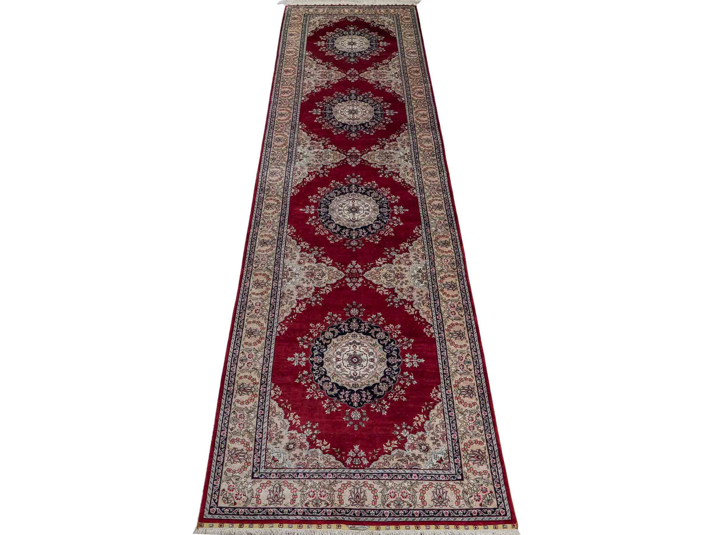 Sehr feiner, handgeknüpfter Khademi Orientteppich Läufer mit Hereke Design aus purer Seide, rot, creme. 306x79 cm. Vertrieb durch Jupiter Intl.