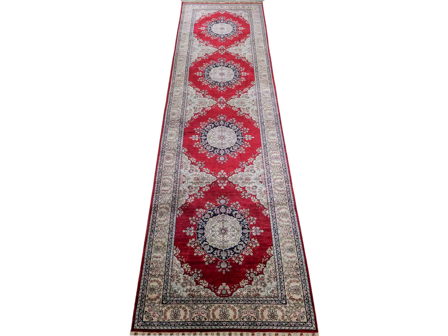 Sehr feiner, handgeknüpfter Khademi Orientteppich Läufer mit Hereke Design aus purer Seide, rot, creme. 306x79 cm. Vertrieb durch Jupiter Intl.