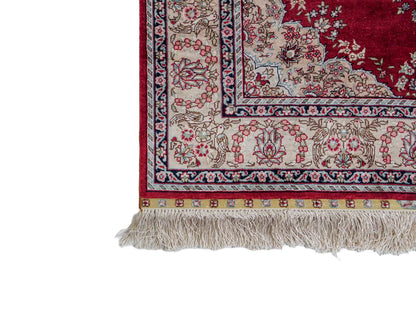 Sehr feiner, handgeknüpfter Khademi Orientteppich Läufer mit Hereke Design aus purer Seide, rot, creme. 306x79 cm. Vertrieb durch Jupiter Intl.
