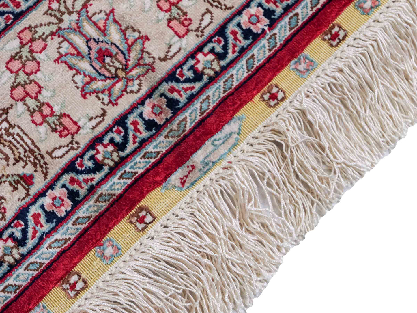 Sehr feiner, handgeknüpfter Khademi Orientteppich Läufer mit Hereke Design aus purer Seide, rot, creme. 306x79 cm. Vertrieb durch Jupiter Intl.