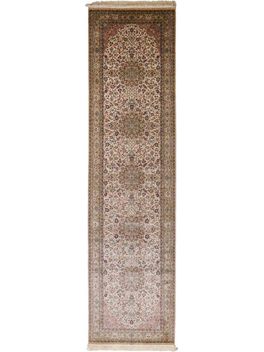 Sehr feiner, handgeknüpfter Khademi Orientteppich mit Hereke Design aus purer Seide, creme, weiß, beige. 307x79 cm. Vertrieb durch Jupiter Intl.