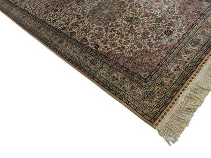 Sehr feiner, handgeknüpfter Khademi Orientteppich mit Hereke Design aus purer Seide, creme, weiß, beige. 307x79 cm. Vertrieb durch Jupiter Intl.