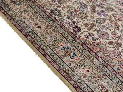 Sehr feiner, handgeknüpfter Khademi Orientteppich mit Hereke Design aus purer Seide, creme, weiß, beige. 307x79 cm. Vertrieb durch Jupiter Intl.