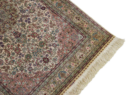 Sehr feiner, handgeknüpfter Khademi Orientteppich mit Hereke Design aus purer Seide, creme, weiß, beige. 307x79 cm. Vertrieb durch Jupiter Intl.