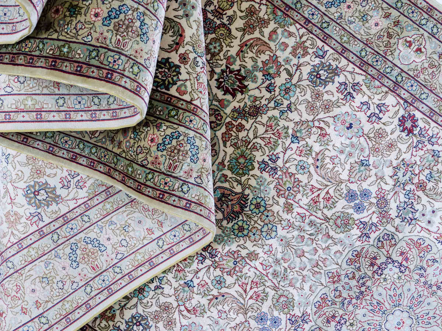Sehr feiner, handgeknüpfter Khademi Orientteppich mit Hereke Design aus purer Seide, creme, weiß, beige. 307x79 cm. Vertrieb durch Jupiter Intl.