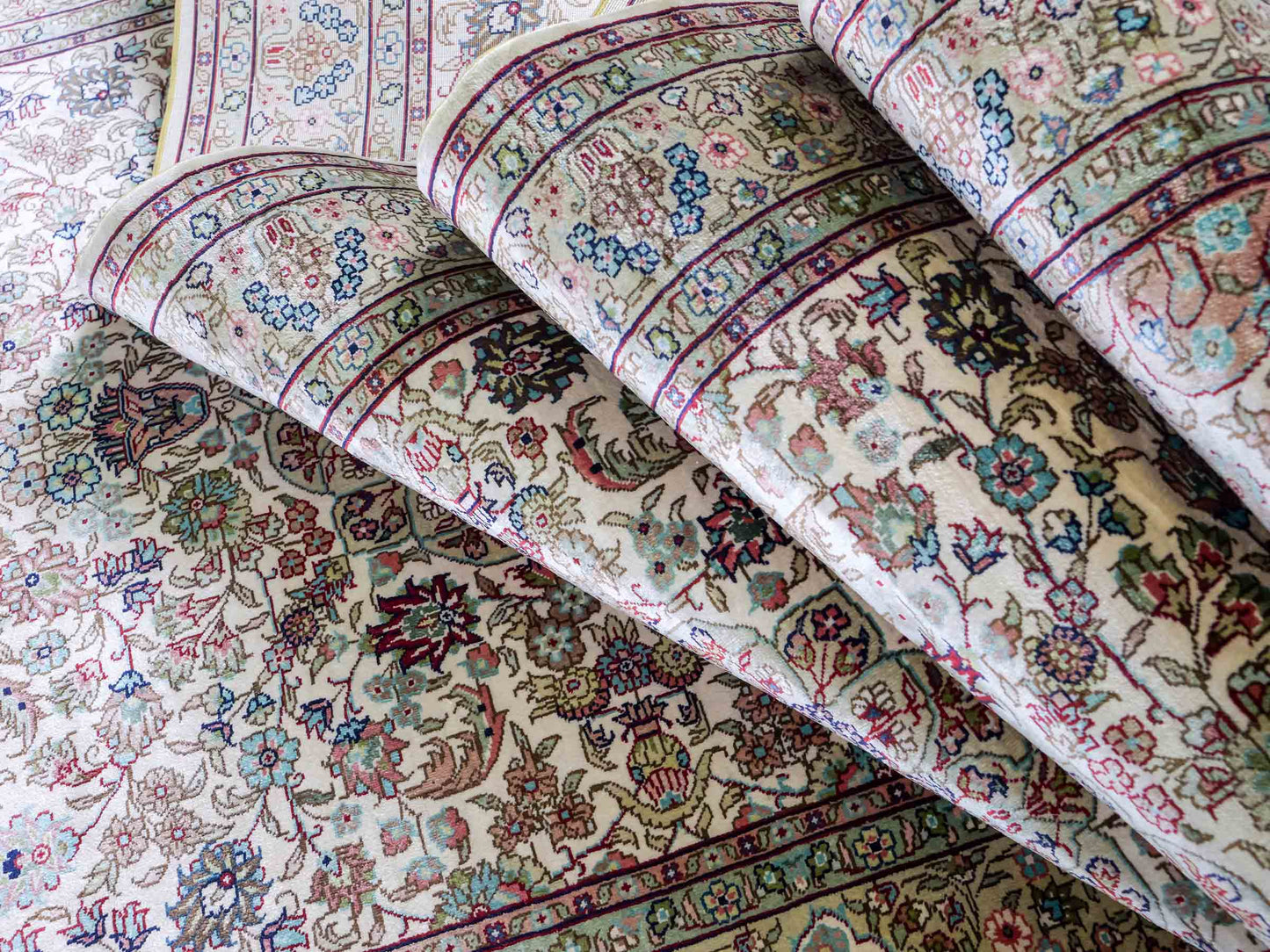 Sehr feiner, handgeknüpfter Khademi Orientteppich mit Hereke Design aus purer Seide, creme, weiß, beige. 307x79 cm. Vertrieb durch Jupiter Intl.