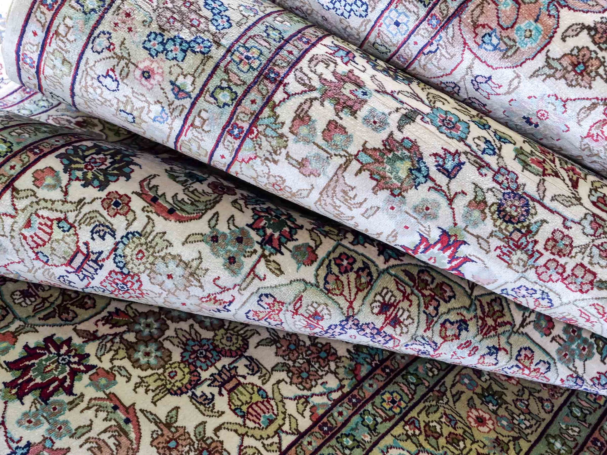 Sehr feiner, handgeknüpfter Khademi Orientteppich mit Hereke Design aus purer Seide, creme, weiß, beige. 307x79 cm. Vertrieb durch Jupiter Intl.