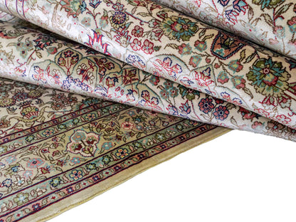 Sehr feiner, handgeknüpfter Khademi Orientteppich mit Hereke Design aus purer Seide, creme, weiß, beige. 307x79 cm. Vertrieb durch Jupiter Intl.