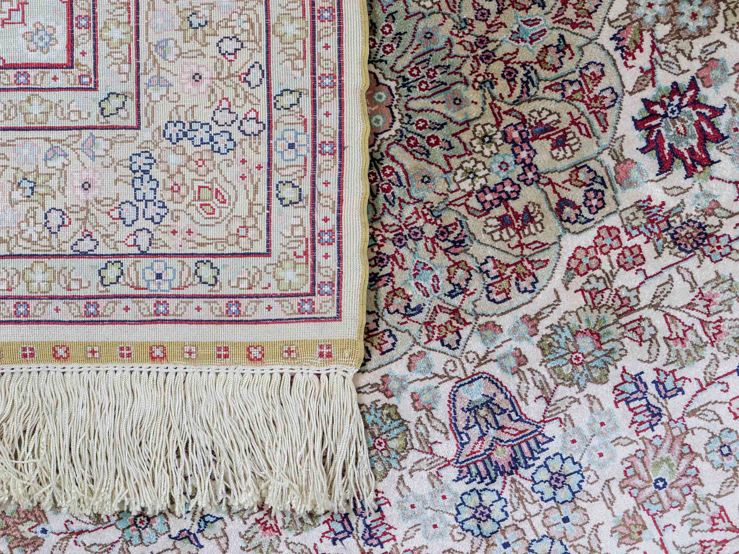 Sehr feiner, handgeknüpfter Khademi Orientteppich mit Hereke Design aus purer Seide, creme, weiß, beige. 307x79 cm. Vertrieb durch Jupiter Intl.