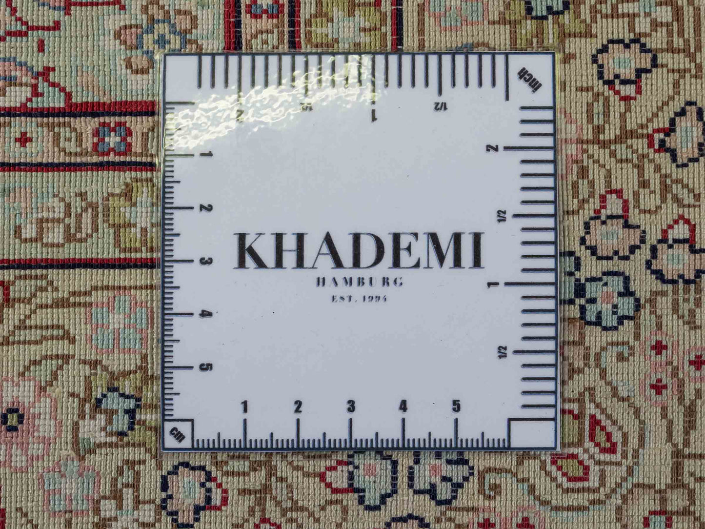 Sehr feiner, handgeknüpfter Khademi Orientteppich mit Hereke Design aus purer Seide, creme, weiß, beige. 307x79 cm. Vertrieb durch Jupiter Intl.