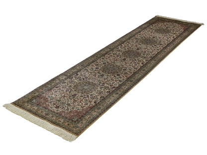Sehr feiner, handgeknüpfter Khademi Orientteppich mit Hereke Design aus purer Seide, creme, weiß, beige. 307x79 cm. Vertrieb durch Jupiter Intl.